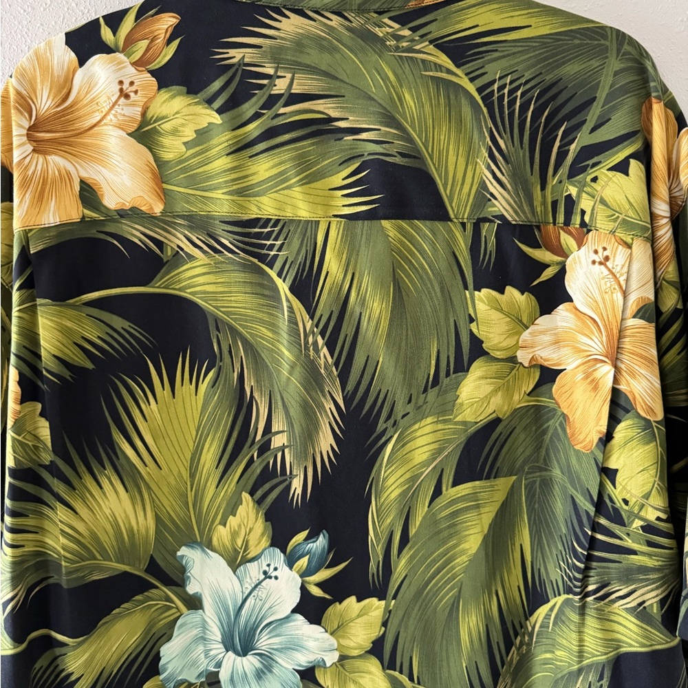 Tommy Bahama Men's XL Silk Tropical Hawaiian Cruise Button Down Shirt - Picture 5 of 7